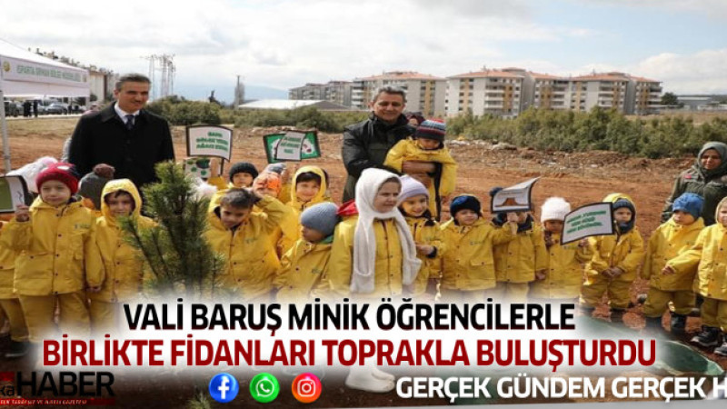 VALİ BARUŞ MİNİK ÖĞRENCİLERLE BİRLİKTE FİDANLARI TOPRAKLA BULUŞTURDU 