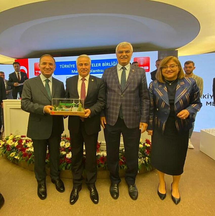 BUCAK BELEDİYESİ ÖDÜLE DOYMUYOR