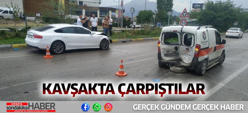 Kavşakta Çarpıştılar